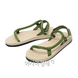 '아저씨 샌들' 옛말…산·도심을 누비는 샌들男 뜬다