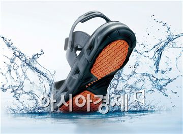 '아저씨 샌들' 옛말…산·도심을 누비는 샌들男 뜬다