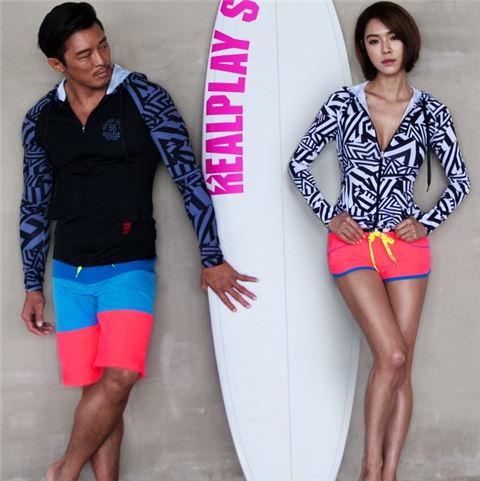 추성훈, 가희 '커플 래쉬가드' 케미돋는 화보!  '바캉스 커플패션의 정석'