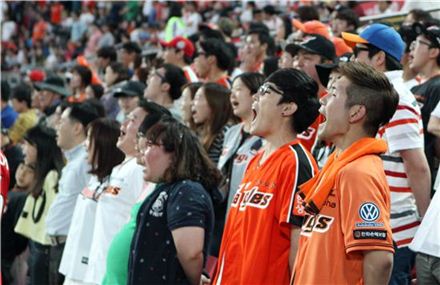 엑소·한화 팬들 간 '의기투합' 논란 살펴보니…