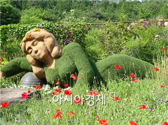 [포토]‘이색 누드 조형물’  눈길