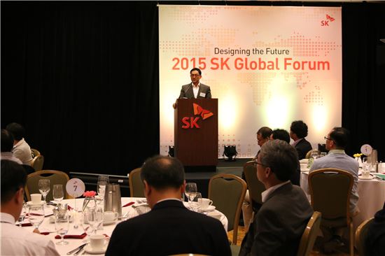 임형규 SK수펙스추구협의회 ICT 기술성장특별위원회 위원장이 미국 실리콘밸리에서 지난 5일(현지시각) 열린 '2015 글로벌 포럼'에 참석한 우수인재들을 상대로 SK그룹의 경영현황에 대해 설명하고 있다.
