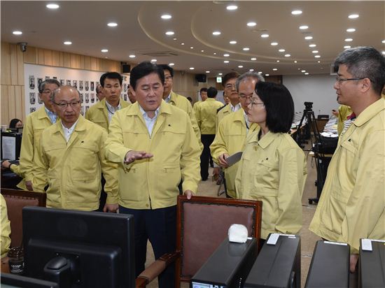 [메르스 공포]최경환 총리대행, 대책본부 방문