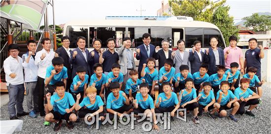 장흥군인재육성장학회,장흥초교 축구부에 버스 전달