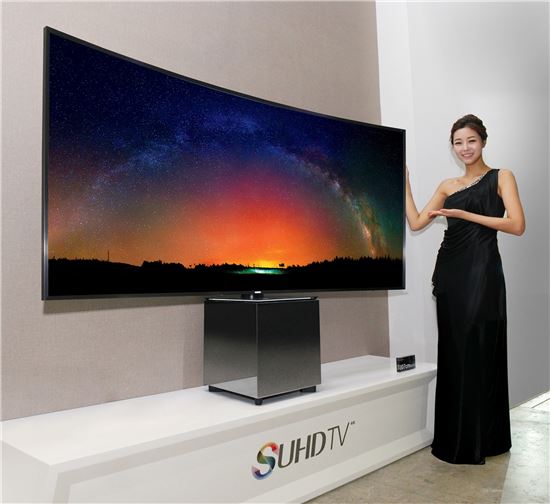 삼성전자 모델이 SUHD TV(82S9W)를 소개하고 있다. 삼성전자는 세계적 산업 디자이너 이브 베하(Yves Behar)와 협업해 2015년 SUHD TV의 최상위 프리미엄 제품인 SUHD TV '82S9W'를 세계 최초로 
국내에 출시한다. (사진제공 : 삼성전자)