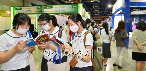 [포토]마스크 착용하고 채용박람회장 찾은 학생들