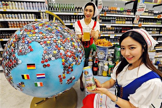 [포토]“세계 각국 맥주 병뚜껑으로 만든 대형 지구본 보러오세요”