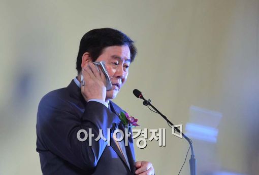 [포토]땀 닦는 최경환 부총리 