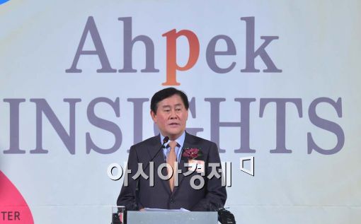 [포토]최경환, '경제의 허리가 중요하다' 