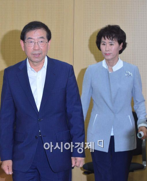 [포토]나란히 입장하는 박원순 시장-김숙희 협회장 