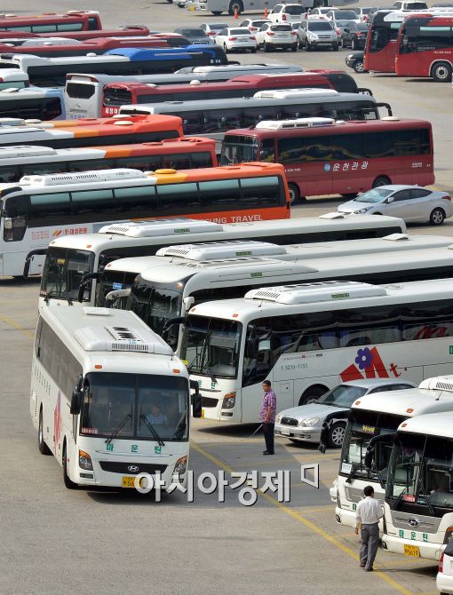 [포토]탄천주차장에 세워진 관광버스들...관광업계 울상