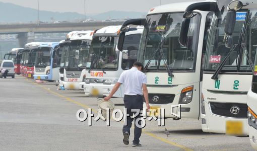 ▲ 서울 송파구 탄천주차장에 운행하지 않는 관광버스들이 주차돼 있다.