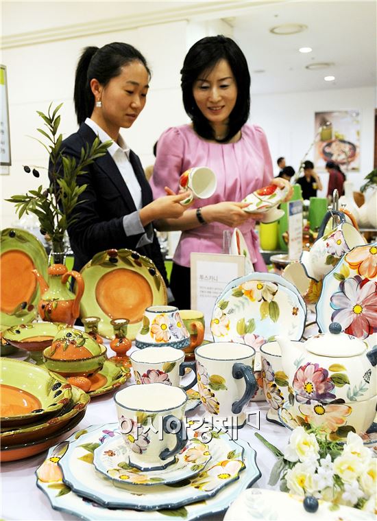 (주)광주신세계(대표이사 유신열) 지하 1층 생활용품 매장에서 여성 고객들이 찻잔, 식기세트 등을 살펴보고 있다. 사진제공=광주신세계