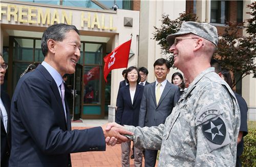 [포토]허창수 전경련 회장, '한국 배치 50주년' 미2사단 방문