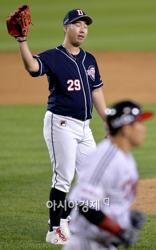 [포토]볼넷 허용하는 유희관