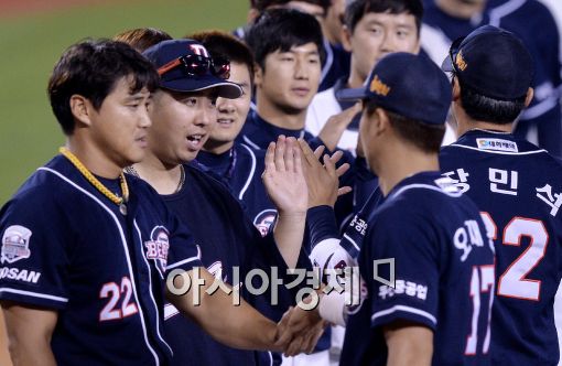 [포토]유희관, '벌써 8승째야~'