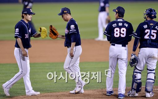 [포토]노경은과 교체되는 이현승