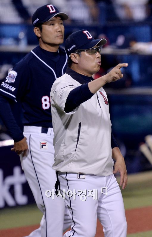 [포토]투수교체 지시하는 두산 김태형 감독