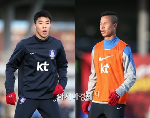 축구대표팀 공격수 이정협(왼쪽)과 강수일[사진=대한축구협회 제공]