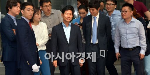 [포토]취재진들의 질의 듣는 윤주화 제일모직 사장