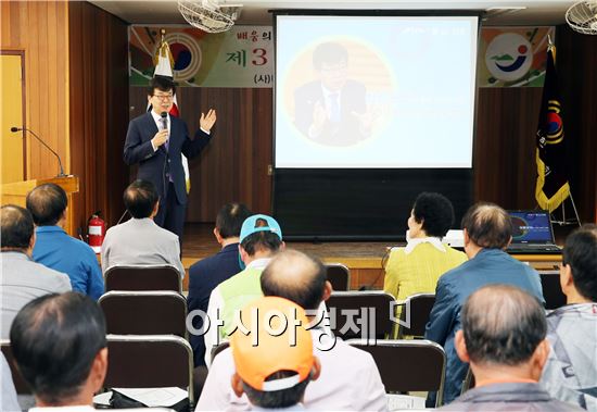 김성 장흥군수는 9일 오후 장흥군 노인복지회관에서 군노인대학에서 ‘민선6기 1년의 보람과 결실’을 주제로 특강을 실시했다.
