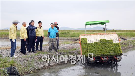 해남군은 지난 8일 시범포에 대해 박철환 군수를 비롯 마산면 이장단장, 마을주민들이 참여한 가운데 모내기를 실시했다.
