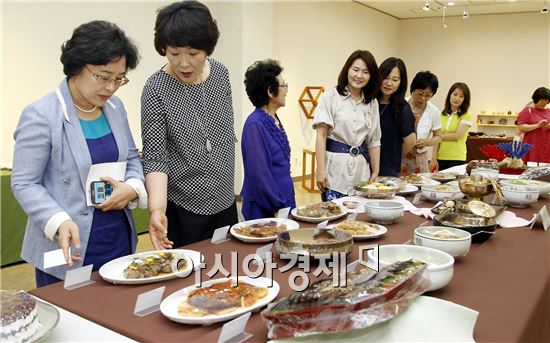 10일 광주 북구 남도향토음식박물관 전시실에서 열린 상반기 전통음식강좌 수료식에서 강사와 수강생들이 전시된 전통음식을 관람하고 있다. 
