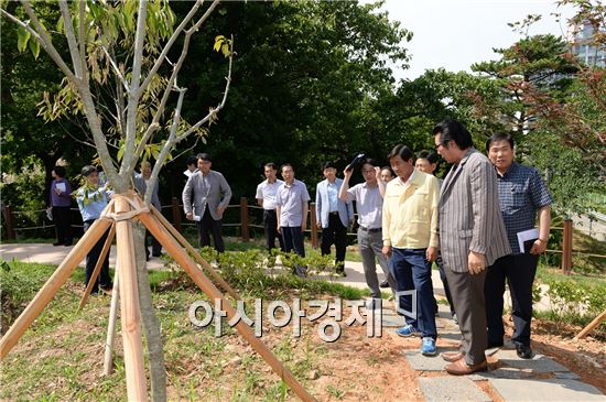 광주 남구(구청장 최영호) 9일 동성여자중학교 외 4개소를 방문해 현장에서 주민들의 애로사항을 청취하고 민원을 해결하는 제133차 찾아가는 구청장실 ‘하소연 Day’를 운영했다. 