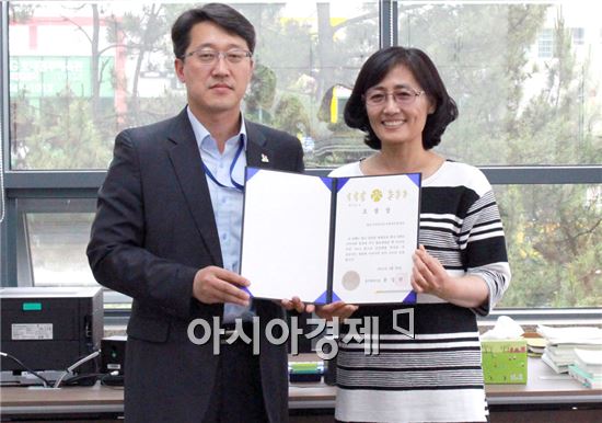 광주소방안전본부 박래현 홍보담당자(왼쪽)와 배성숙 기획운영팀장이 기념촬영을 하고있다.