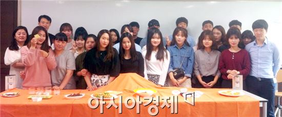 호남대학교 식품영양학과(학과장 김기명)는 지난 5일 현명관 강의실(5402호)에서 ‘푸드 스튜디오 작품발표’를 가졌다.