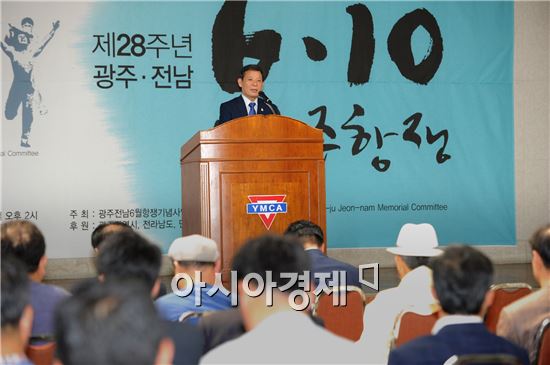 [포토]윤장현 광주시장, 6월항쟁 28주년 기념식 참석