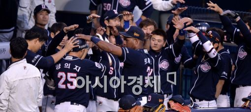 [포토]홈런 치고 열렬한 환영받는 양의지