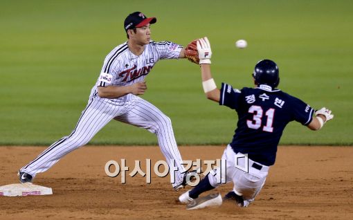 [포토]오지환, '완벽한 병살찬스야!'