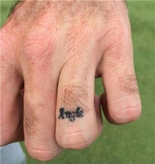 버바 왓슨은 결혼 10주년을 맞은 지난해 9월 아내 이름 앤지를 왼손 약지에 문신으로 새겼다.