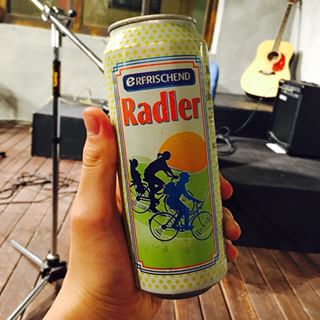 라들러 맥주. 도수를 낮춰 이 음료를 마시도고 자전거(Rad)를 탈 수 있다는 데시 이 이름이 생겼다고 알려졌다. 