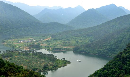 [여행만리]한발한발 출렁길…산막이옛길을 가다