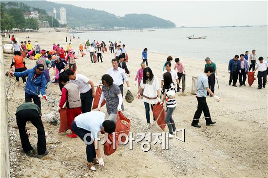 장흥군(군수 김성)은 11일 오후 안양면 수문해수욕장에서 지역 어촌단체와 군민 100여 명이 참석한 가운데 ‘바다 살리기 캠페인’을 개최했다. 
