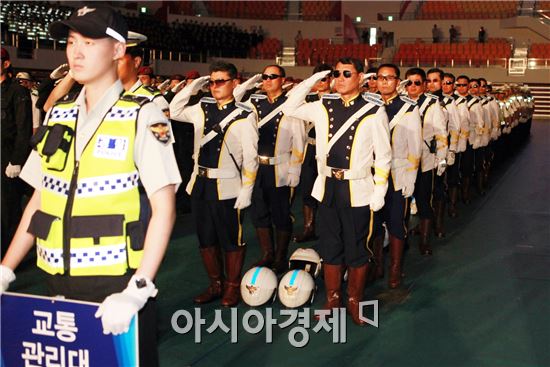 광주U대회 조직위가 대회 개막 20여일을 앞두고 각 분야별로 리허설을 마련해 대회 막바지 준비에 박차를 가하고 있다. 사진은 지난 5월 29일 오전 광주 광산구 광주여대 유니버시아드체육관에서 열린 ‘광주U대회 경찰 전담경비단 발대식’ 모습. 사진제공=광주경찰청