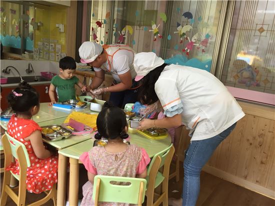 <광주광역시 북구 소재 '참좋은 어린이집'에서 학부모들이 배식도우미를 맡아 원아들의 점심을 챙겨주고 있다.> 
