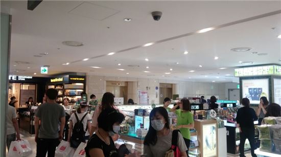11일 정오께 찾은 롯데면세점 소공점. 일부 중국인관광객들이 마스크를 쓴 채 쇼핑을 즐기고 있다. 