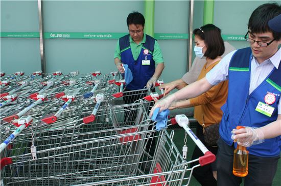 11일 서울 서초구 농협하나로클럽 양재점에서 직원들이 메르스 예방을 위해 고객들이 쇼핑카트를 사용하기 전에 소독을 하고 있다.
