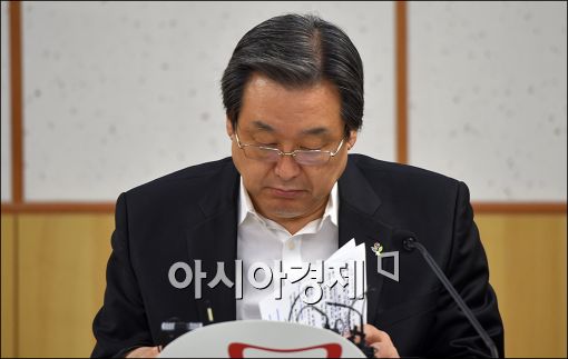 [포토]자료 보는 김무성 대표