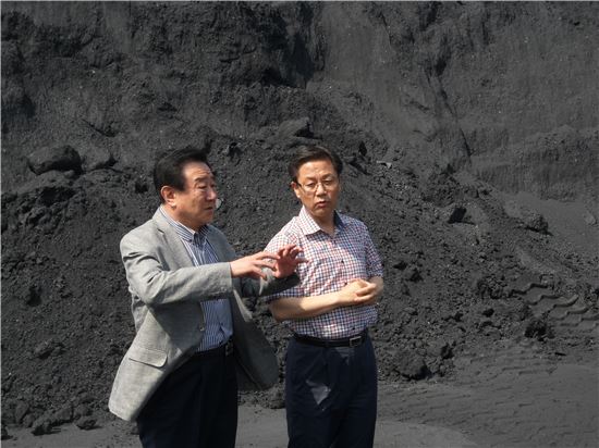 권혁수 석탄공사 사장(사진 왼쪽)은 지난 10일 충청지역 석탄공장을 방문, 저탄상황을 점검하고 있다.