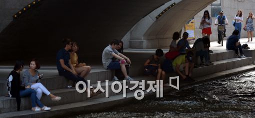 [포토]다리 아래 더위 식히는 시민들