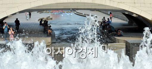 [포토]청계천에서 더위 식히는 시민들