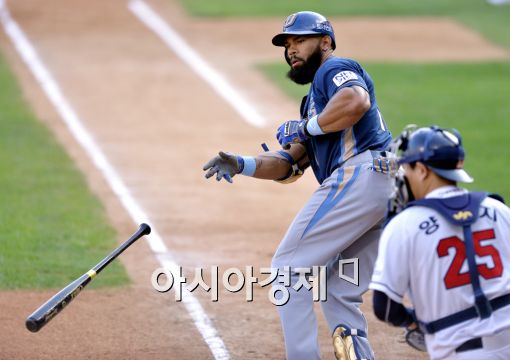 [포토]스트레이트 볼넷으로 출루하는 테임즈