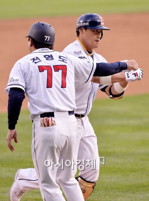 [포토]홍성흔, '손민한 상대로 선제 투런포!'