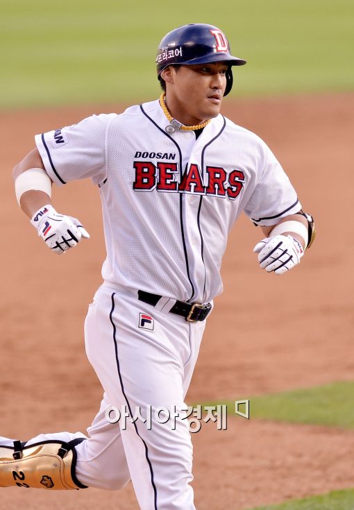 [포토]홍성흔, '2G 연속 홈런에 위풍당당'