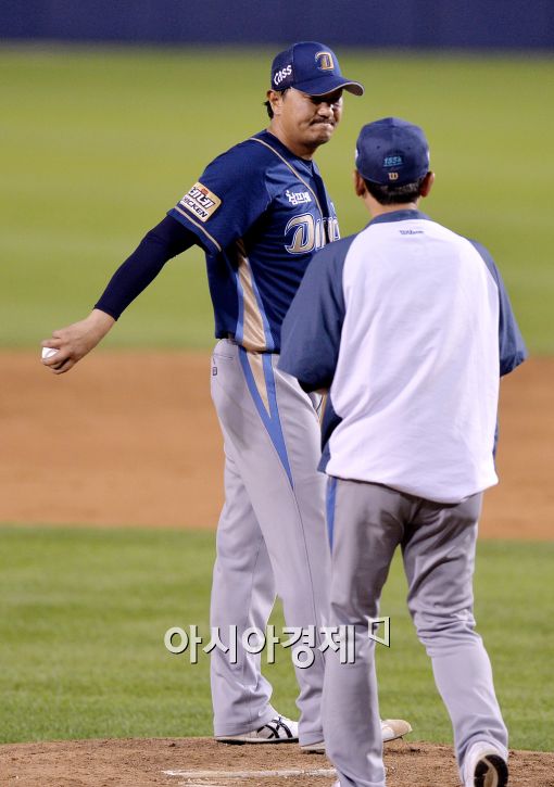 [포토]강판되는 손민한, '오늘은 여기기까지..'