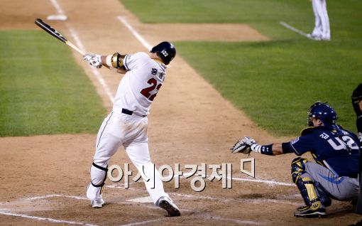 [포토]홍성흔, '동점 1타점 적시타'